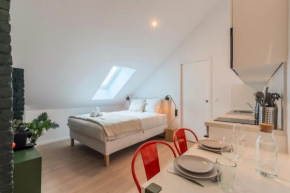 Studio sous les combles côté cour, parking gratuit